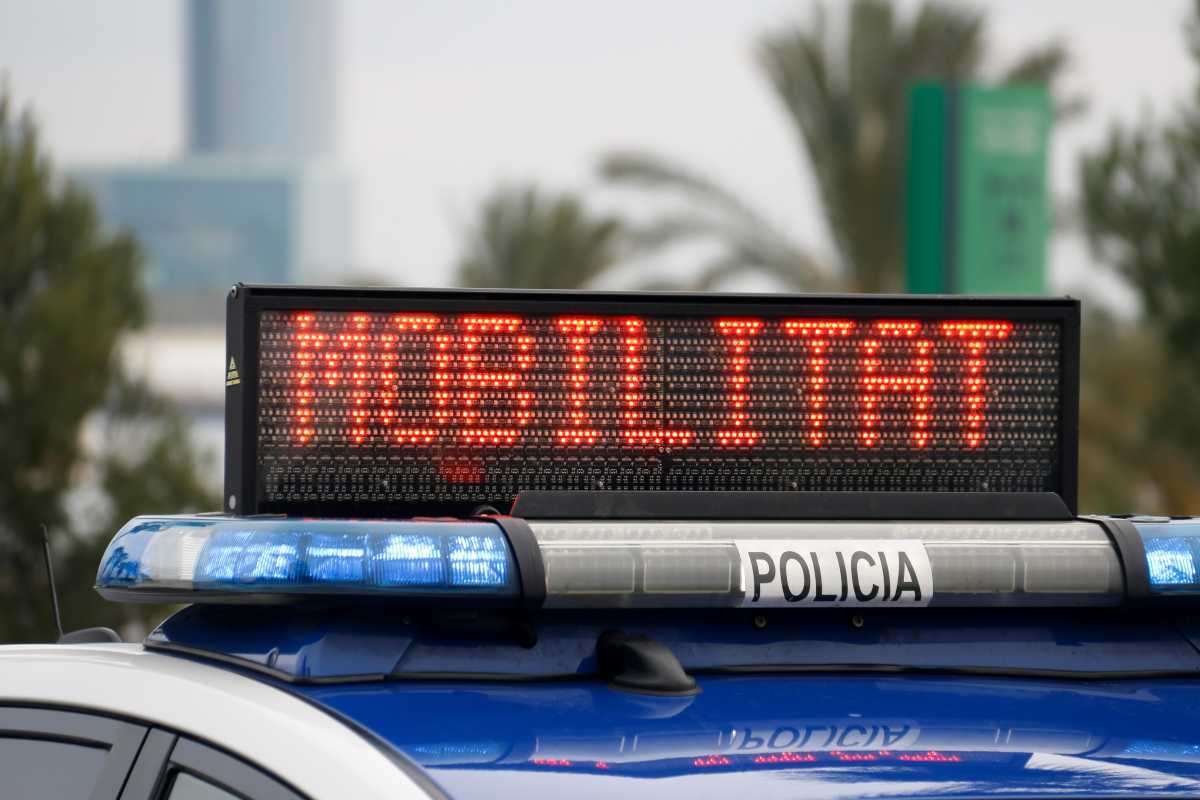 Un vehicle de Protecció Civil recorre Lleida recordant les mesures