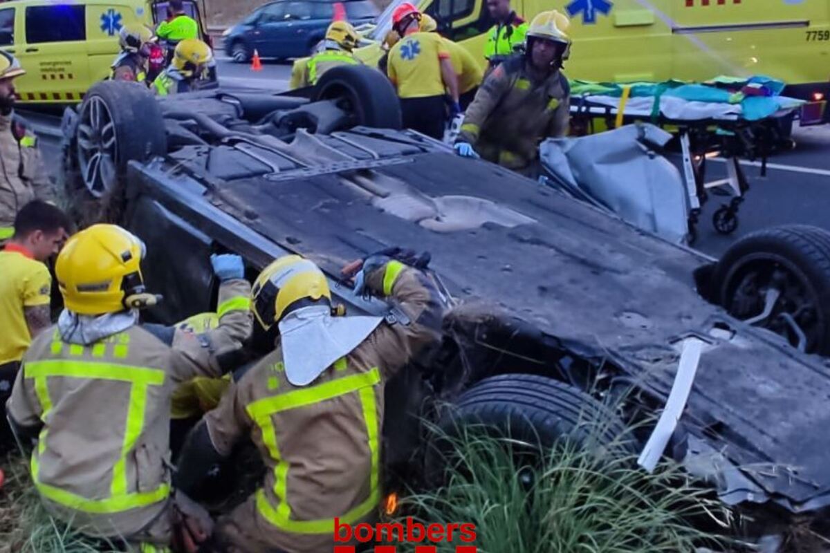 Dues persones ferides en un terrible accident de trànsit a Cornellà de