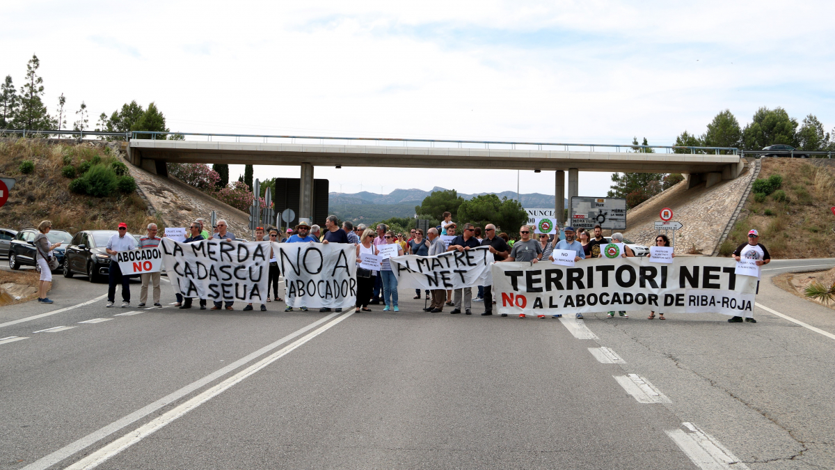 Tallen la C 12 a Móra contra l abocador de residus de Riba roja d Ebre