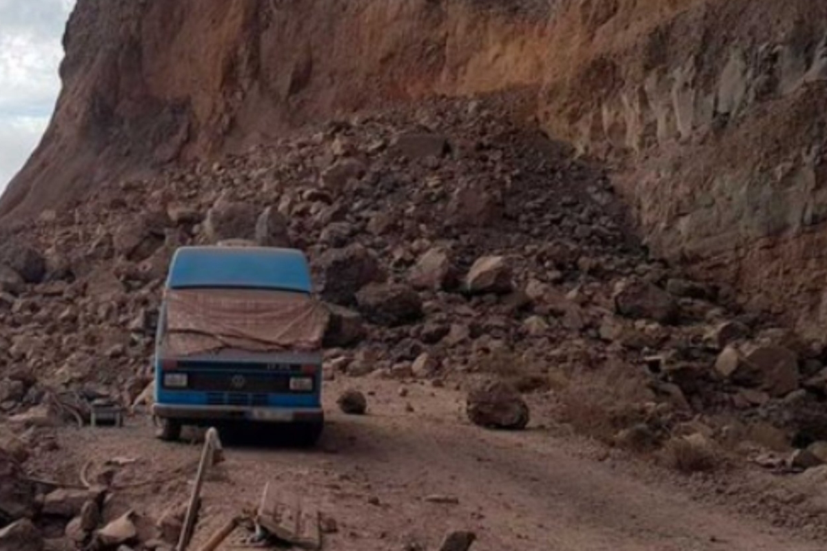 Espectacular Desprendimiento Sobre Una Carretera En Una Zona De Costa