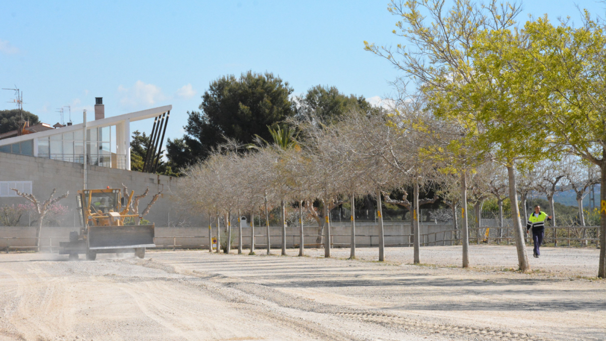 Comencen A Asfaltar L Aparcament De La Platja De La Savinosa