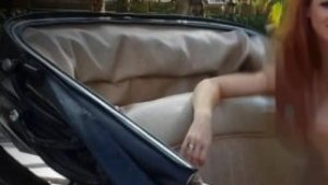 Imágen de las mujeres desnudas posando en un coche de caballos en Sevilla