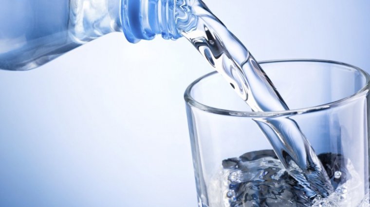 El agua regula la temperatura del cuerpo, aporta sales minerales e hidrata