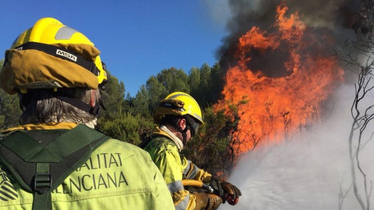 Imatge dels bombers treballant a l'incendi de Cabanes