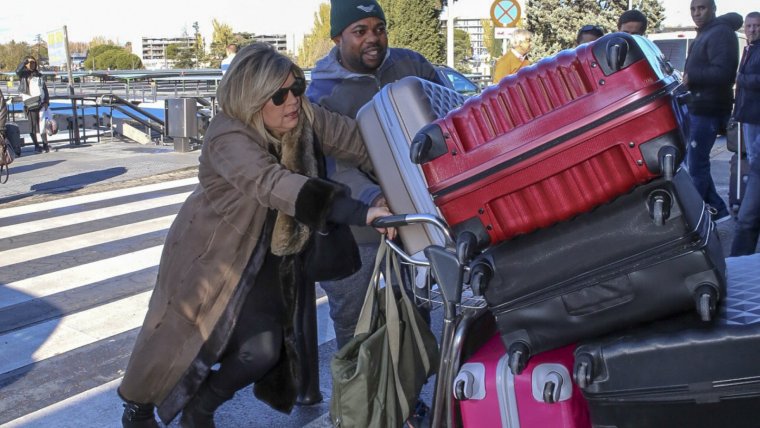 Terelu Campos intentando llevar un carro lleno de maletas
