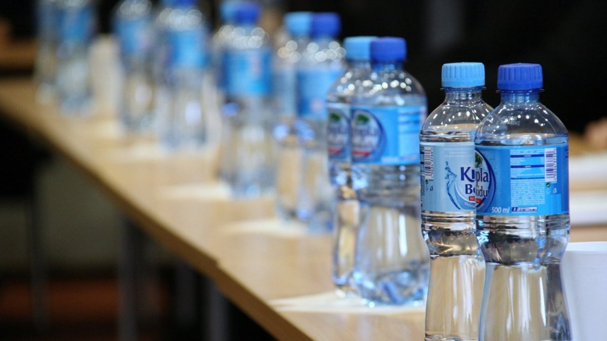 para que sirve el agua mineral con gas