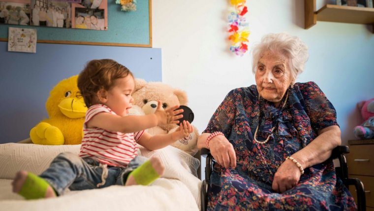 Ana Vela Rubio, amb 110 anys, al costat d'un nen