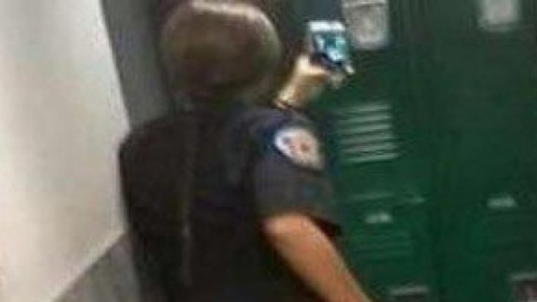 FotografÃ­a de la policÃ­a haciÃ©ndose un 'selfie' en el espejo