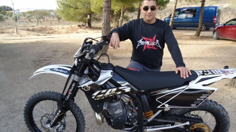 Imagen de Juan Carlos con su moto.