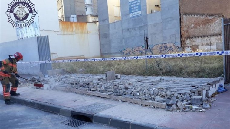Imatge del mur que va caure ahir a CastellÃ³