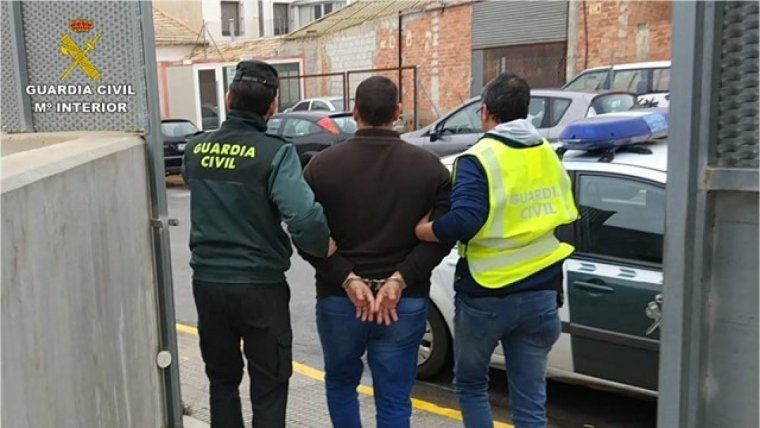 La GuÃ rdia Civil ha detingut a un home acusat de realitzar un contracte ilÂ·legal en la compravenda de taronges.