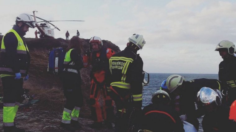 Bomberos y servicios mÃ¨dicos durante las maniopbras de rescate del cadÃ¡ver en Cabo Menor