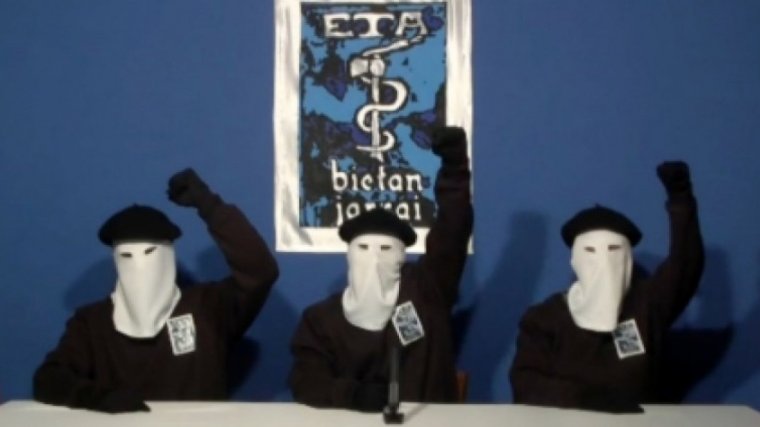 Tres membres d'ETA, durant una roda de premsa