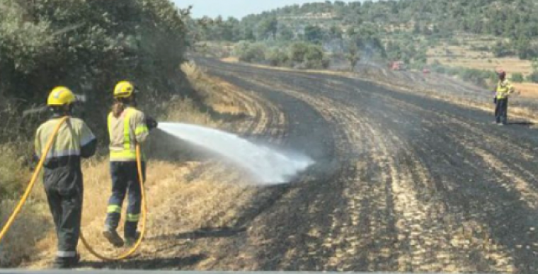 Els Bombers sufocant l'incendi de Maldà