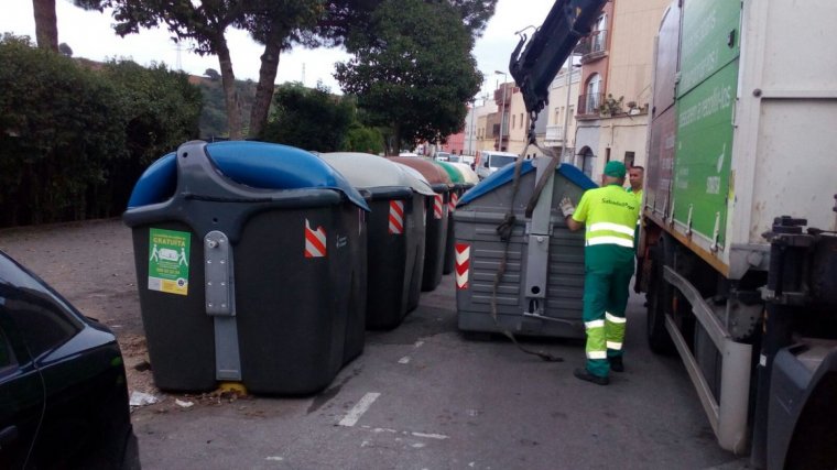 Imatge d'arxiu d'uns contenidors de brossa a Sabadell