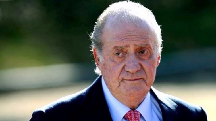 El rey Juan Carlos, resignado a usar la silla de ruedas