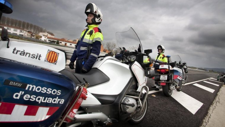 Imatge d'arxiu de dos agents dels Mossos d'Esquadra
