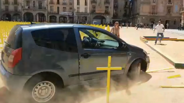 Imatge del cotxe que ha tombat creus grogues a Vic.
