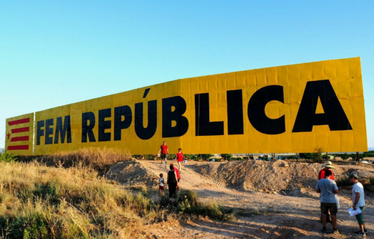 Mural inicial de la tanca publicitària.