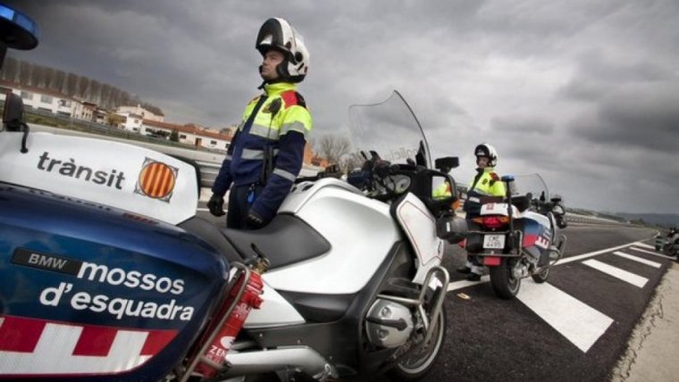 Imatge dels Mossos en un control de velocitat