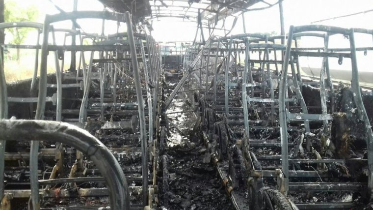 L'interior de l'autobús després de l'incendi