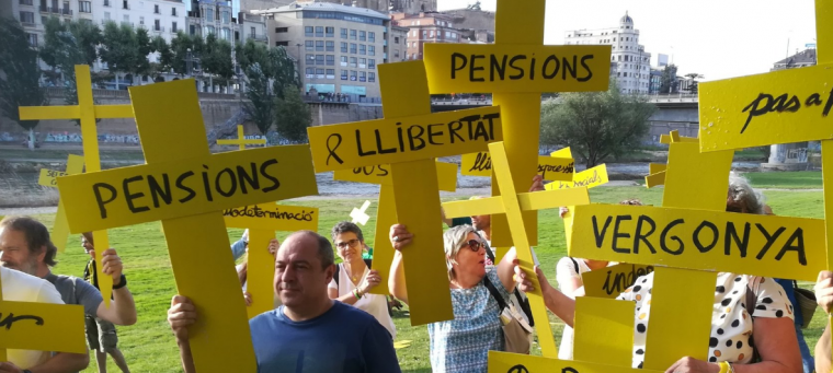 Membres del CDR durant la plantada de creus al riu Segre