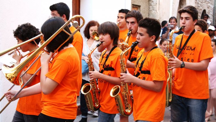 Imatge d'arxiu de música als carrers