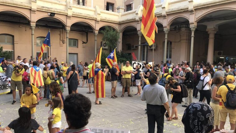 Unes 500 persones ocupen el pati i alguns mòduls de l'antiga presó
