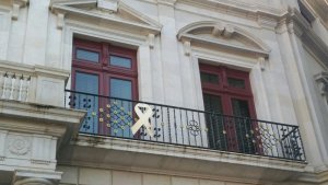 El balcó de l'Ajuntament de Reus llueix un llaç groc