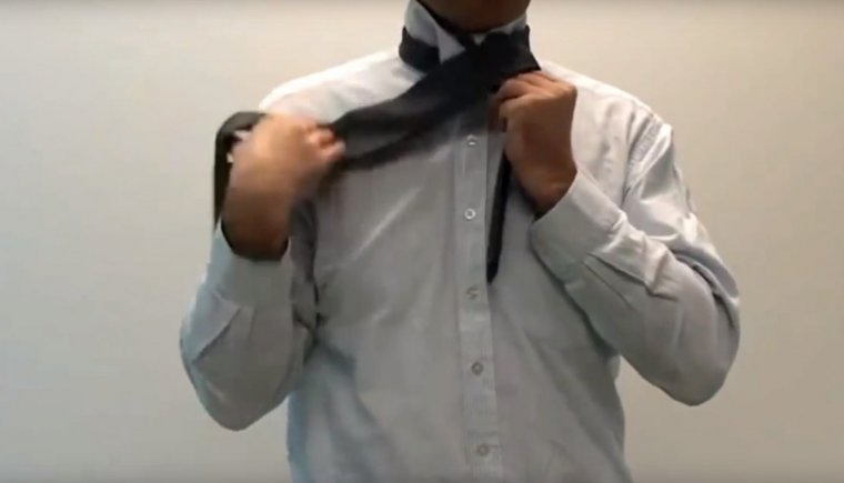 Cuarto paso para hacer un nudo de corbata.