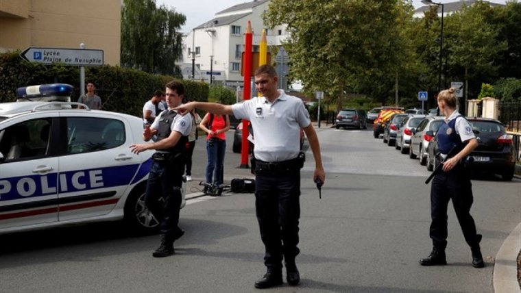 Diversos agents de la policia francesa en el lloc de l'apunyalament