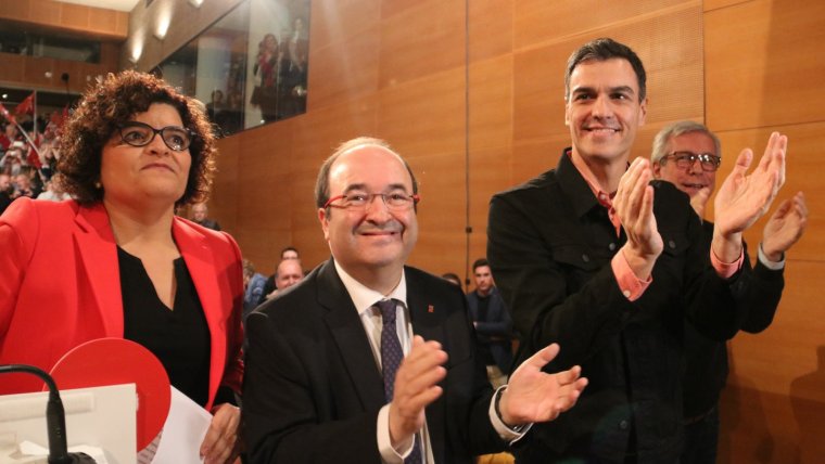 Miquel Iceta i Pedro Sánchez al costat d'altres càrrecs del PSC en un acte electoral