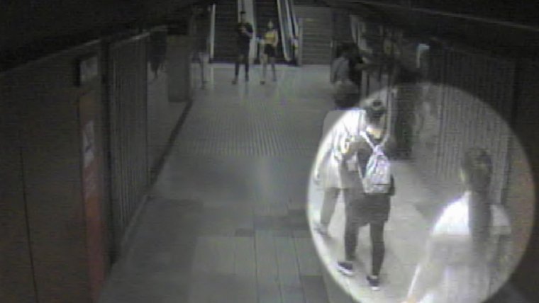 Imatge de les càmeres de seguretat del metro on es veu l'actuació de les carteristes