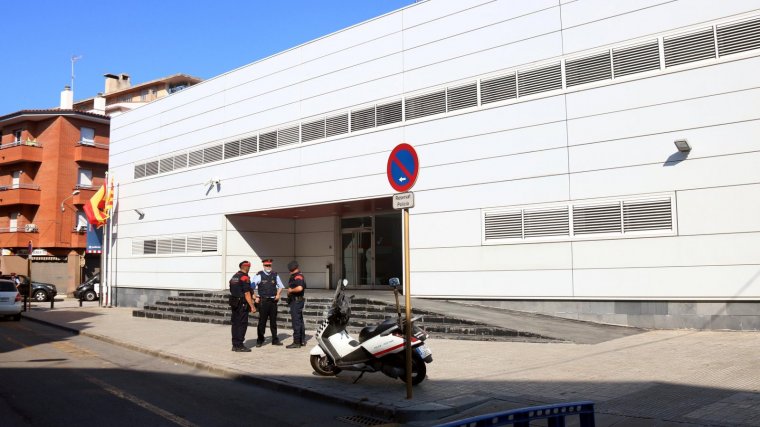 Imatge exterior de la comissaria dels Mossos de Cornellà, on es va produïr l'atac terrorista.