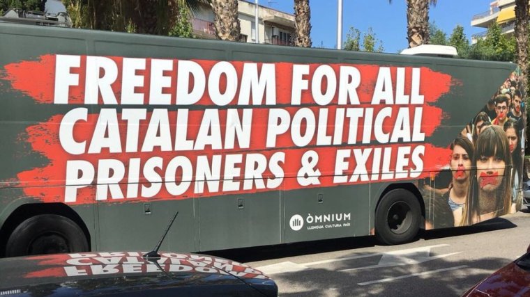 Escridassen a Salou un bus d’Òmnium contra els «presos i exiliats polítics»