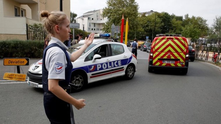 Les autoritats franceses han demanat no apropar-se a la zona on ha tingut lloc l'apunyalament