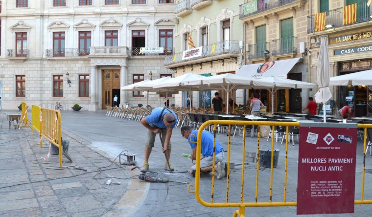 Millora de la pavimentació de la plaça del Mercadal a Reus