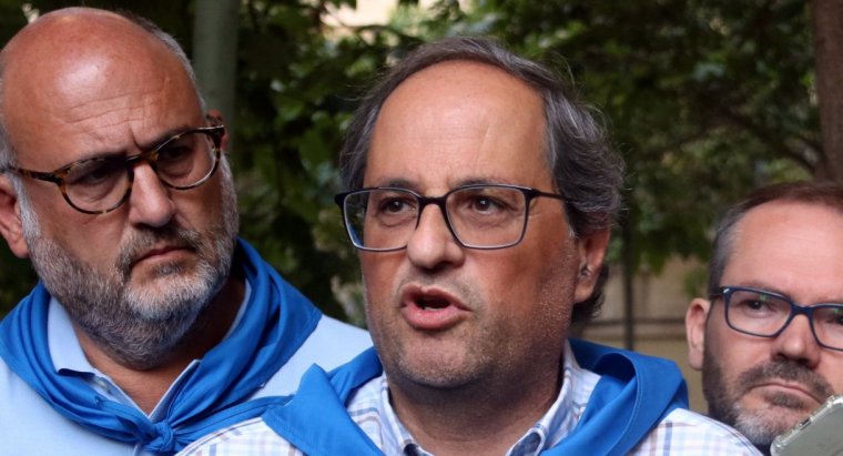 Pla mig de Quim Torra parlant davant dels mitjans de comunicació