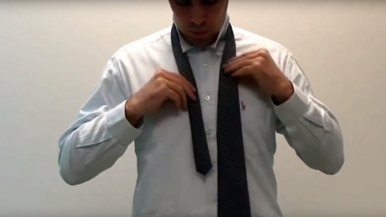 Primer paso para hacer un nudo de corbata.