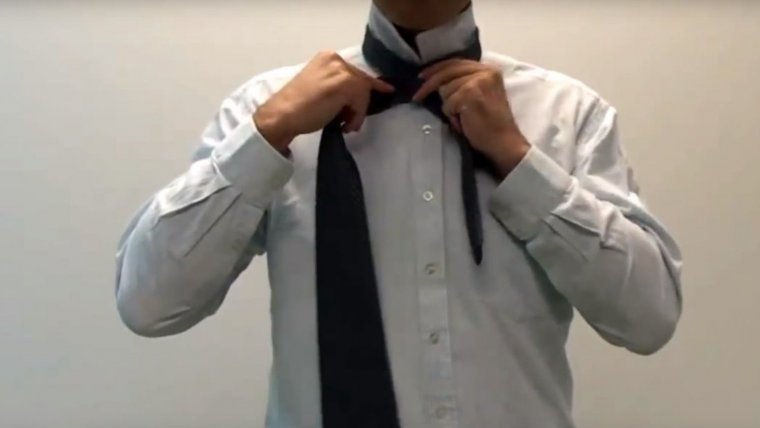 Segundo paso para hacer una corbata.