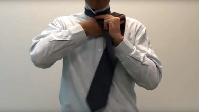 Tercer paso para hacer un nudo de corbata.