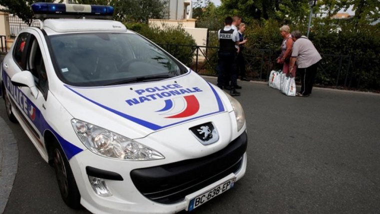 Un cotxe de la policia francesa en el lloc de l'atac