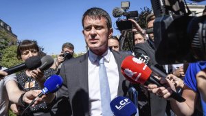 Manuel Valls amb la premsa.