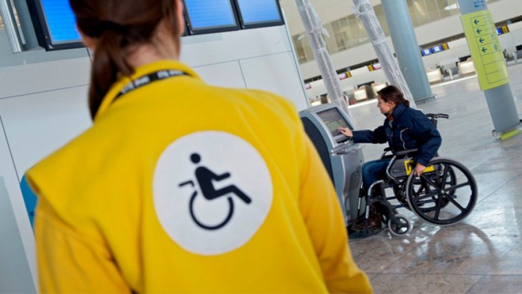 En arribar a l'aeroport, es factura la cadira de rodes com equipatge