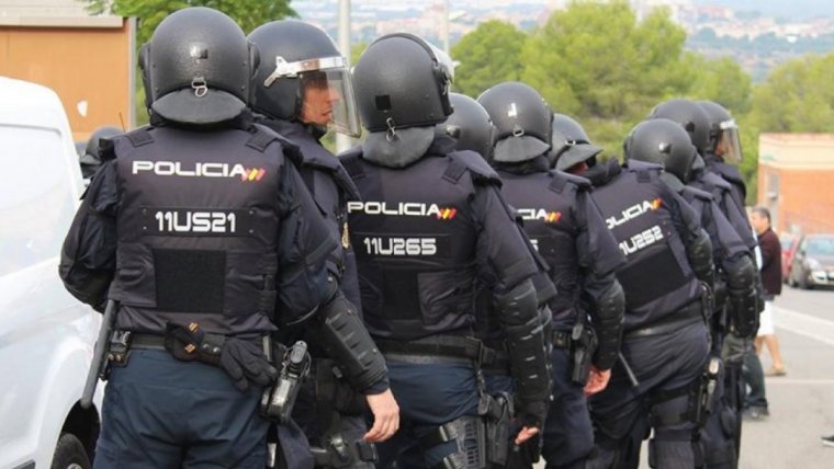 Imatge de la Policia Nacional en grup després de les càrregues policials de l'1-O