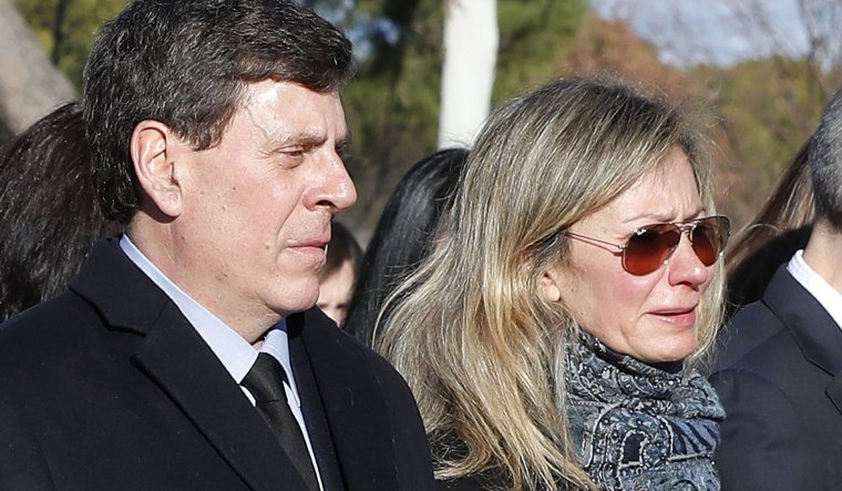 Juan Carlos Quer y Diana LÃ³pez-Pinel en el entierro de su hija.