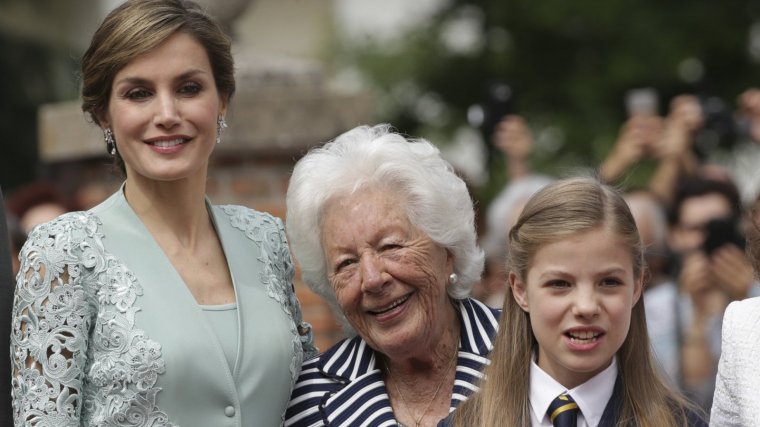 La reina Letizia junto a su abuela Menchu Ãlvarez del Valle y a su hija la infanta SofÃ­a.