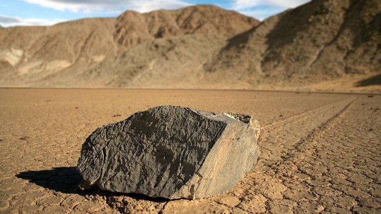 Las rocas andantes del Valle de la Muerte, una de las grandes curiosidades de la Tierra.