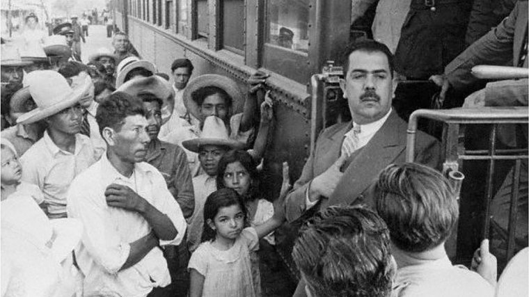 Lázaro Cárdenas, a las puertas de un tren en México.