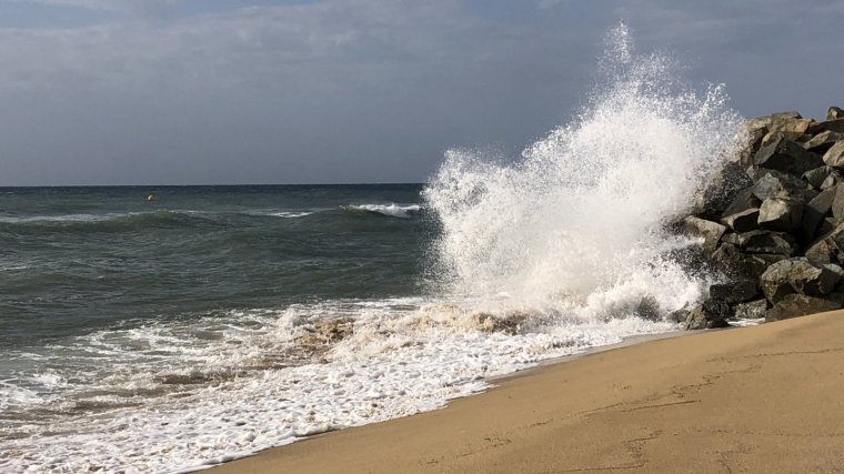 Les onades entren amb força a la costa del Maresme